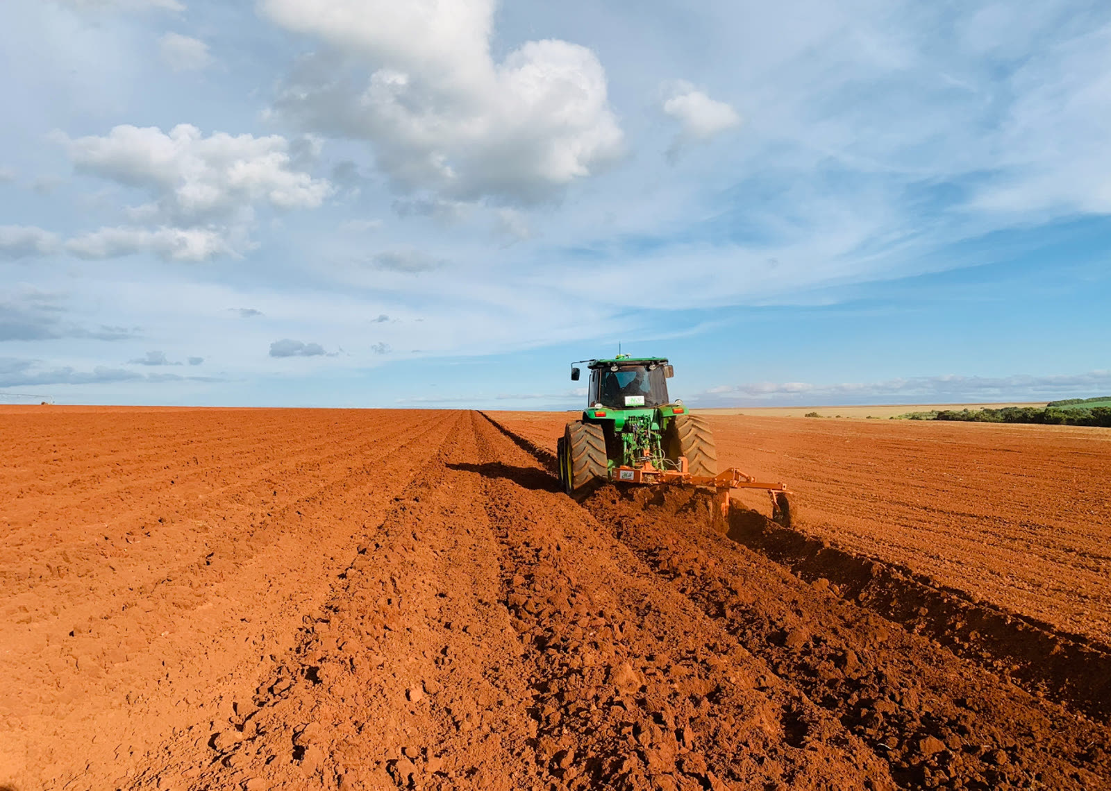 Arado inversor com trator John Deere 7M230