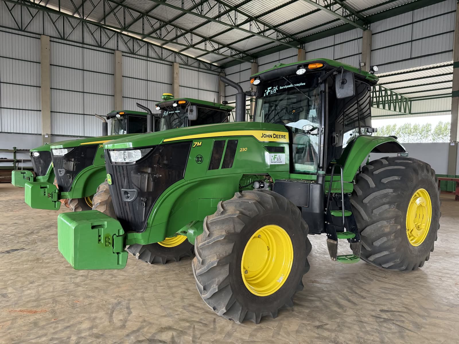 Trator John Deere realizando gradagem em Araguari-MG